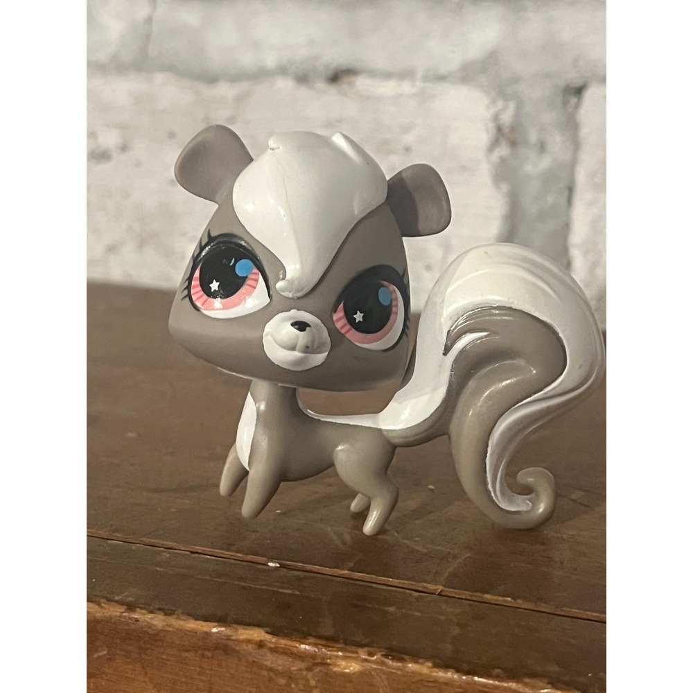 Littlest Pet Shop LPS #2694 Pepper Clark Grey Skunk Pink Star Eyes